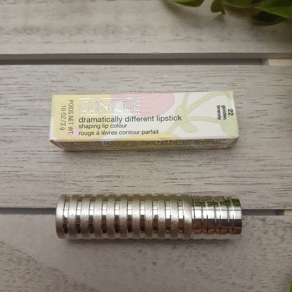 Clinique Dramatically Different Lipstick 22